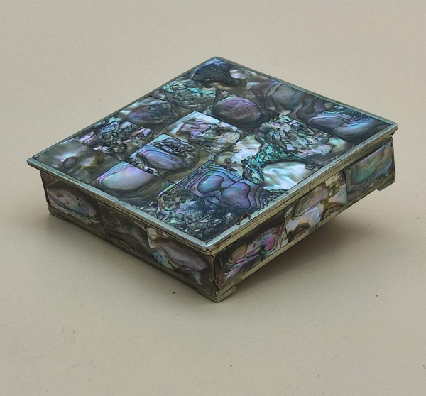 Caja de nacar. México.